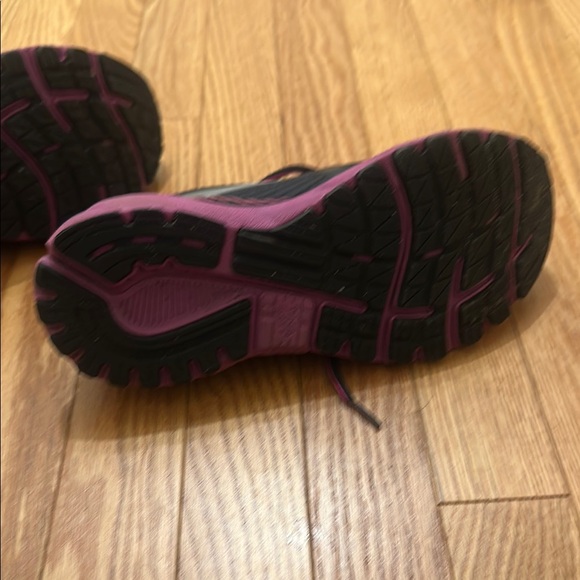 Barely worn Brooks sneakers - Picture 5 of 11